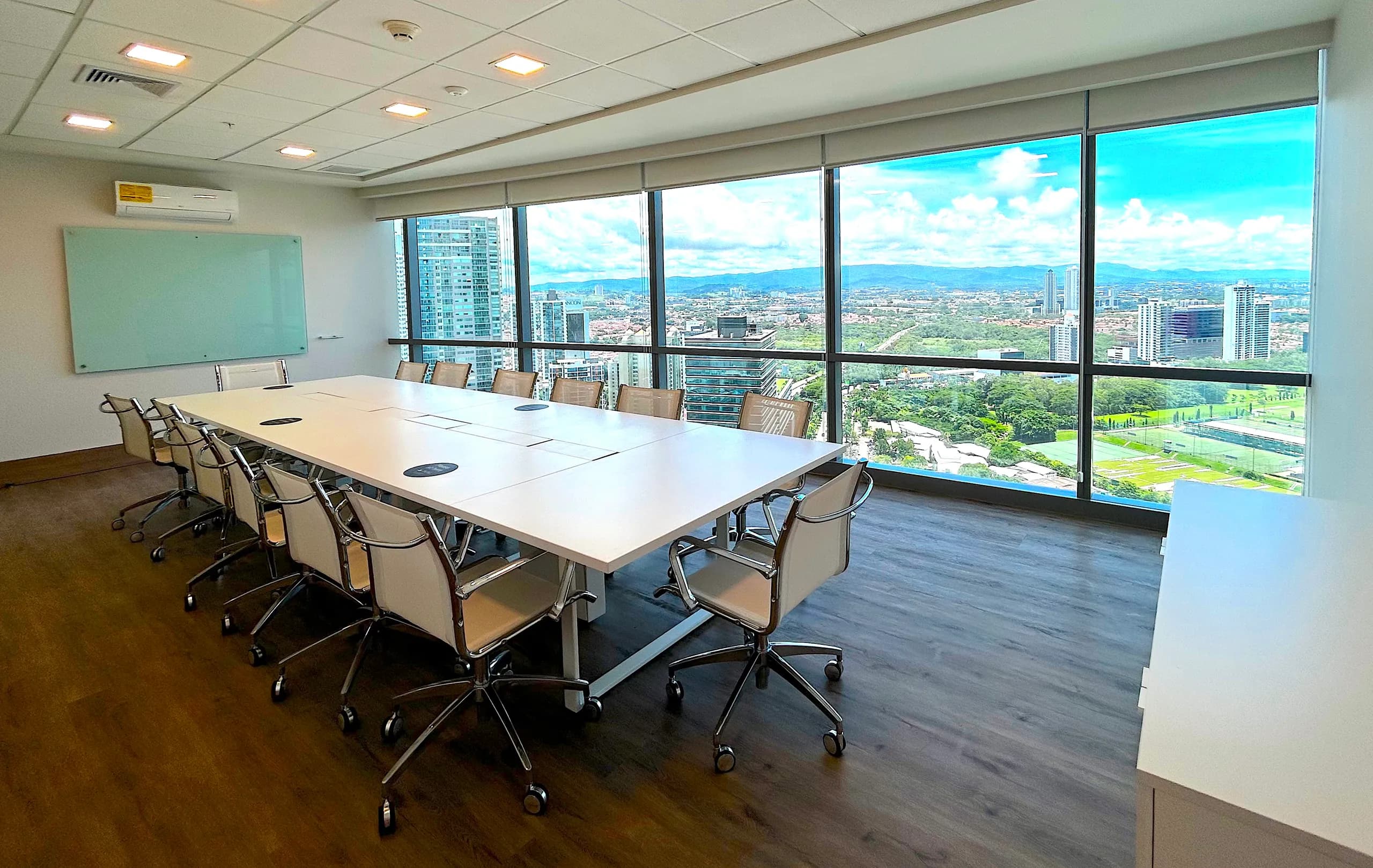 Sala de reuniones con ventanales y vista a la ciudad de Panamá